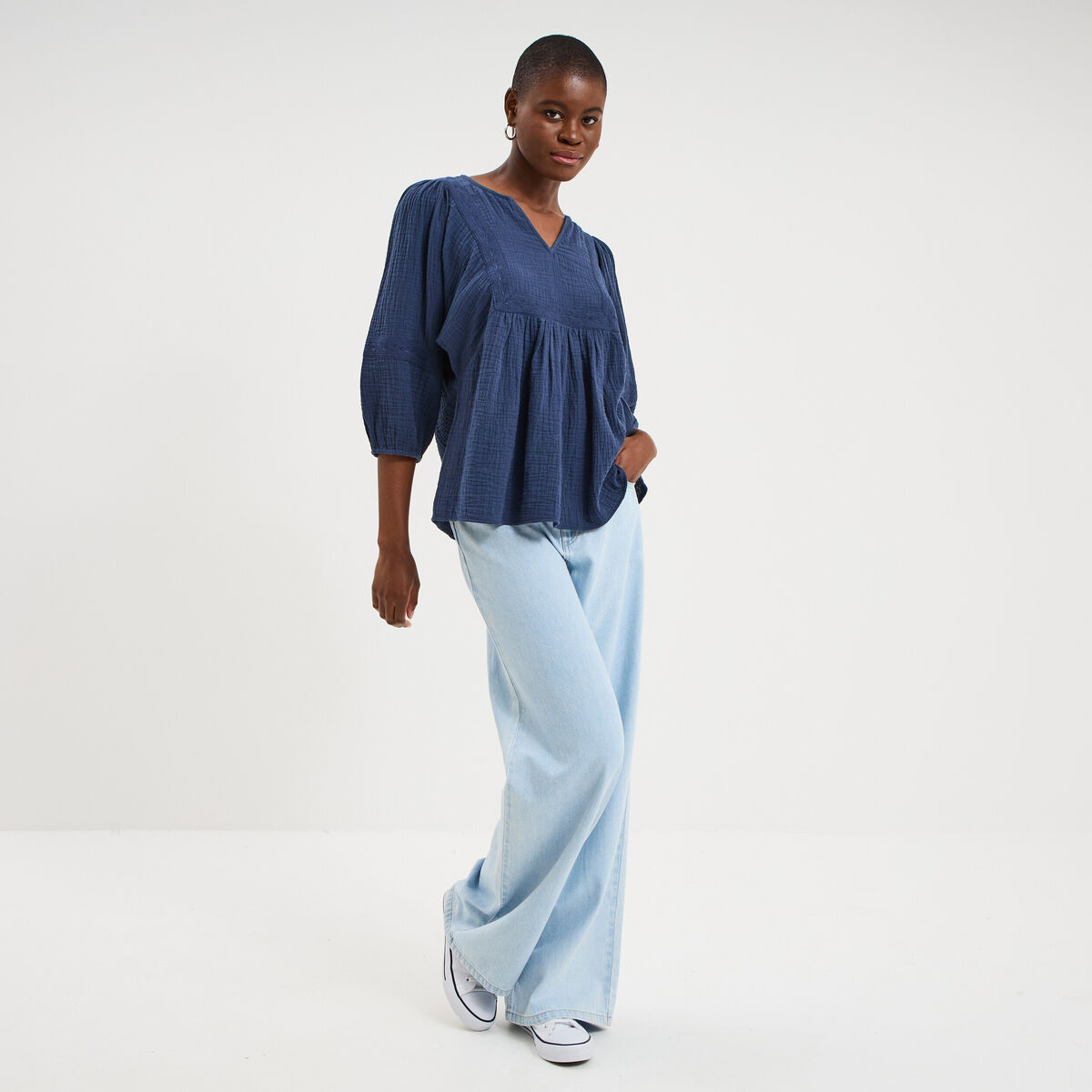 Blouse brod&eacute;e manches 3/4 gaze de coton bleu marine femme
