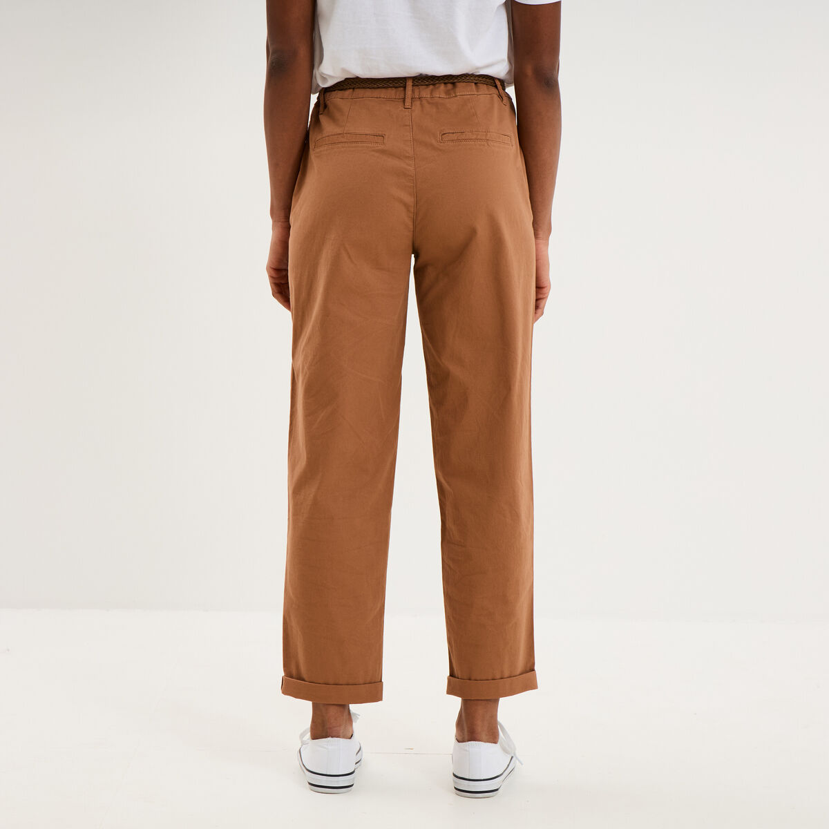 Pantalon chino regular ceinture tress&eacute;e marron clair femme