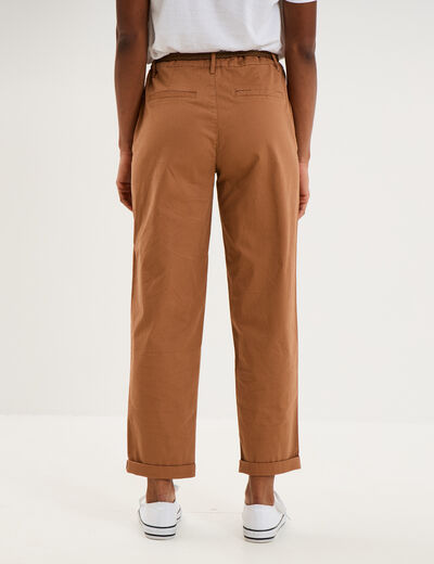 Pantalon chino regular ceinture tress&eacute;e marron clair femme