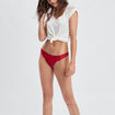 String en dentelle rouge femme