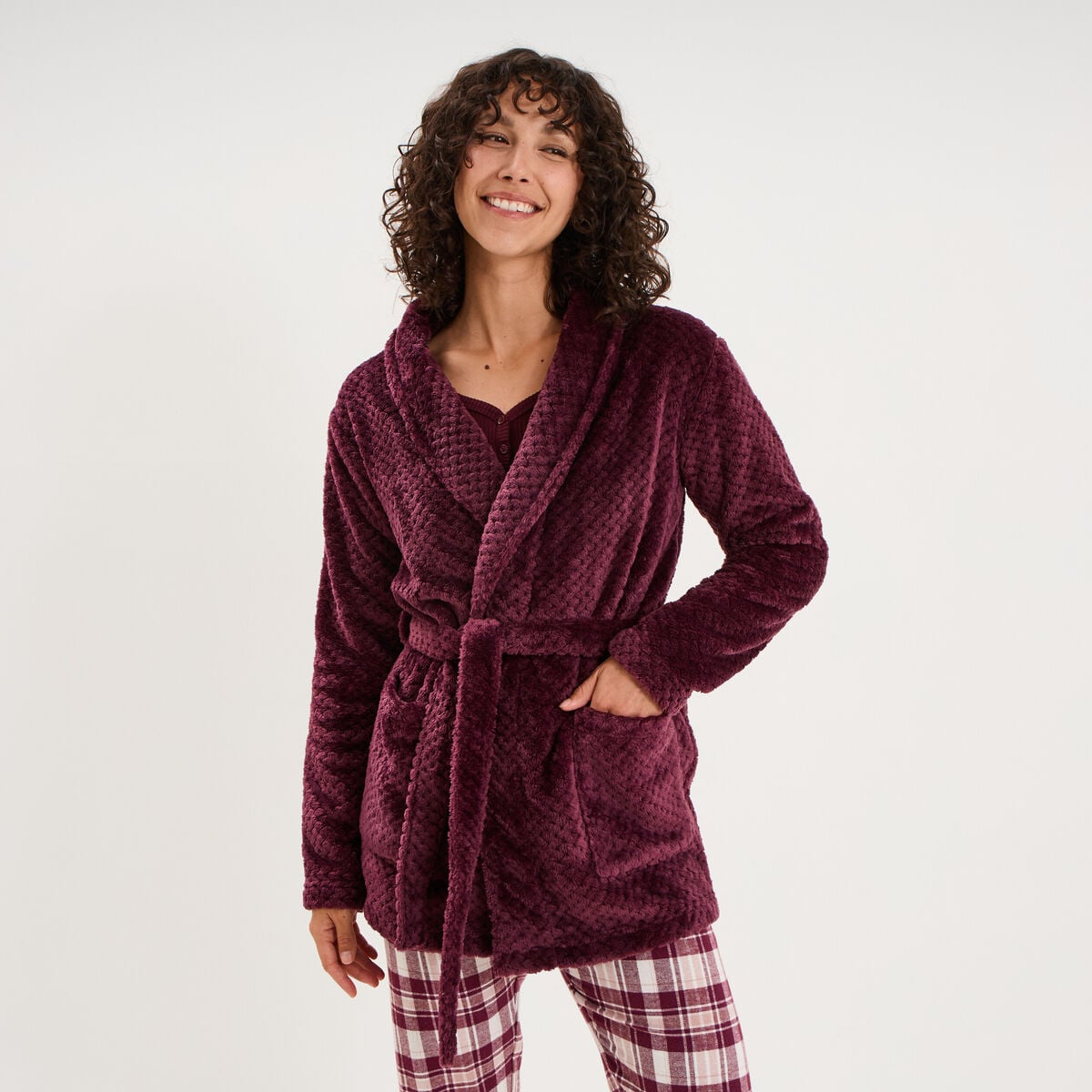 Peignoir mi-long effet polaire ceintur&eacute; prune femme