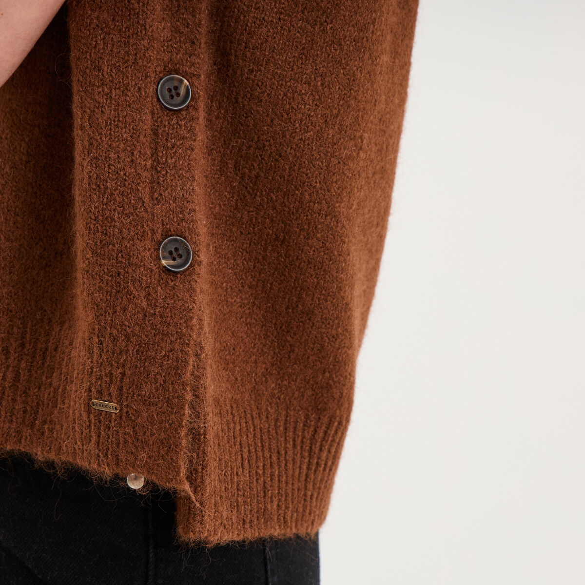 Pull col rond sans manches &agrave; boutons marron fonc&eacute; femme