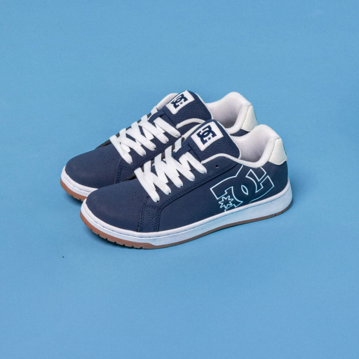 Tennis basses &agrave; lacets en cuir bleu marine gar&ccedil;on