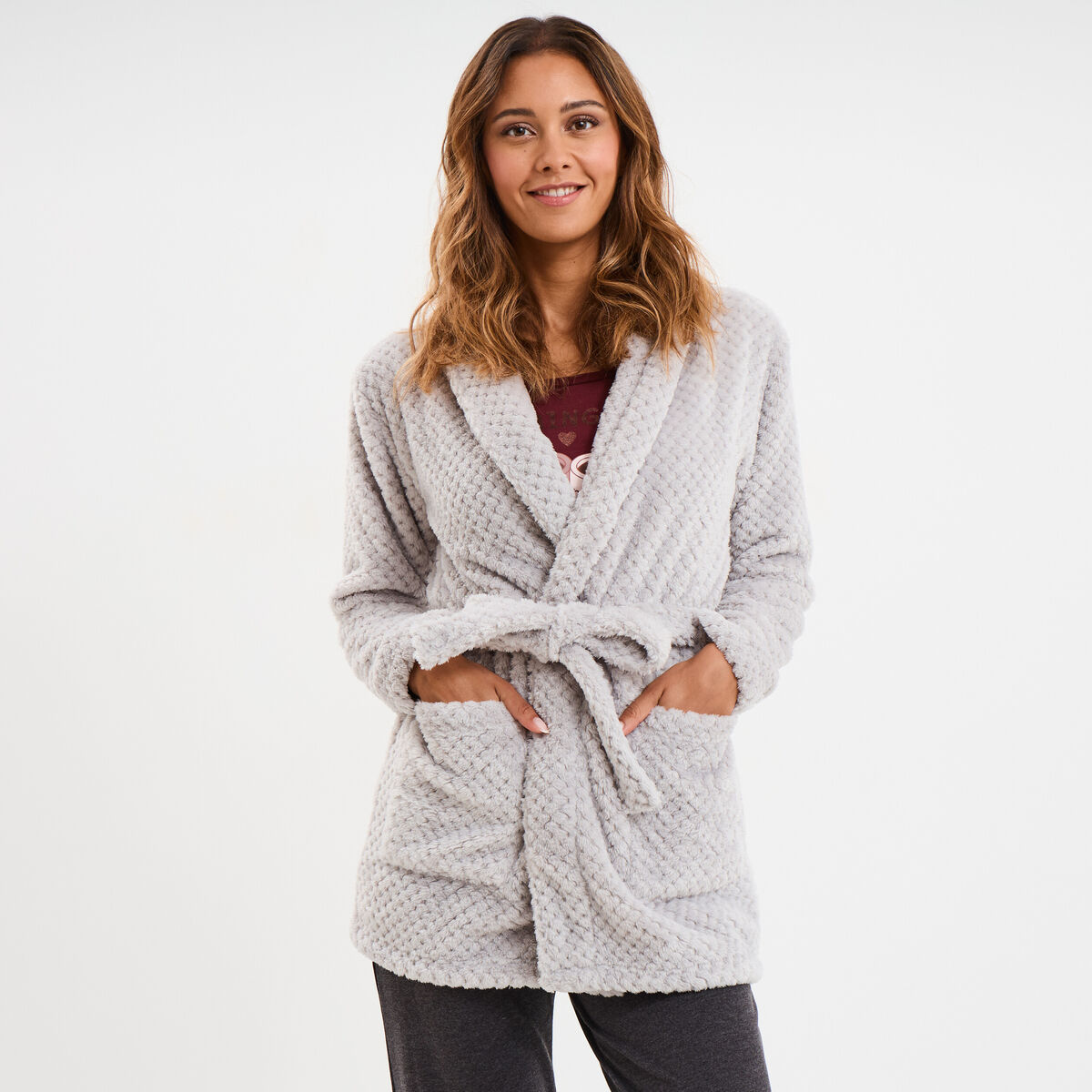 Peignoir mi-long effet polaire ceintur&eacute; gris clair femme