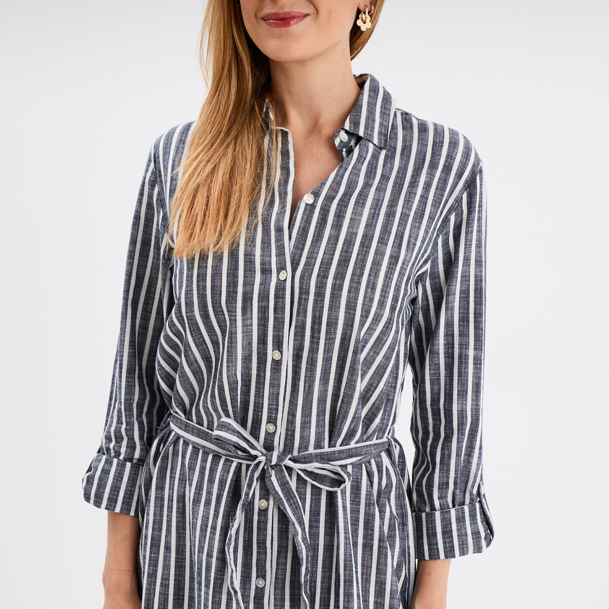 Robe chemise longue ceintur&eacute;e coton bleu marine femme