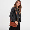 Sac en bandoulière avec rabat marron cognac femme