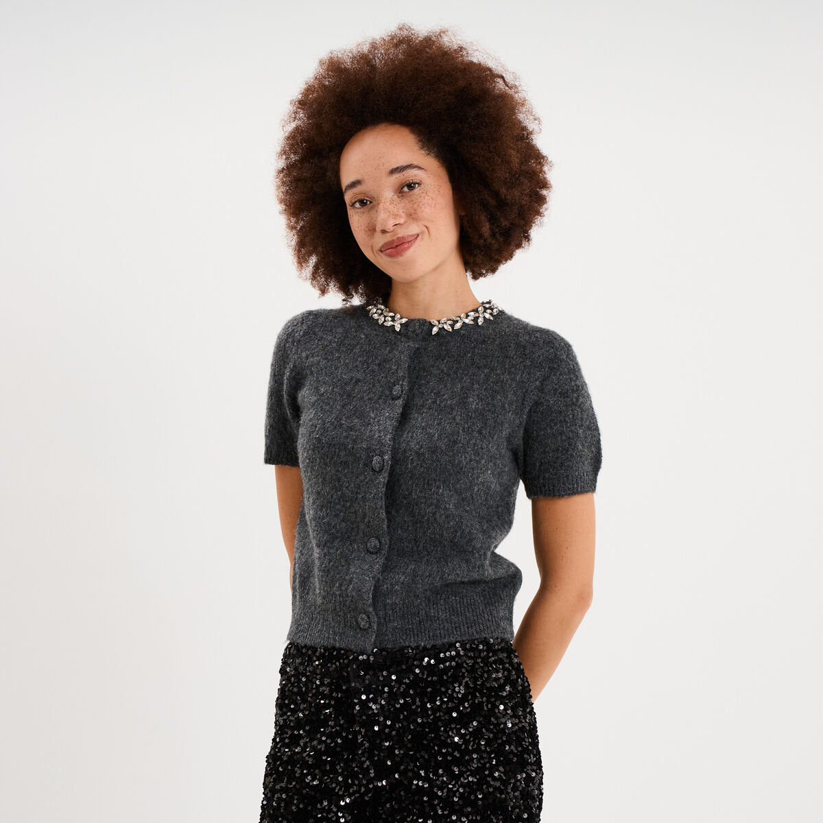 Gilet col rond bijou manches courtes gris fonc&eacute; femme