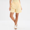 Short large avec pinces jaune clair femme