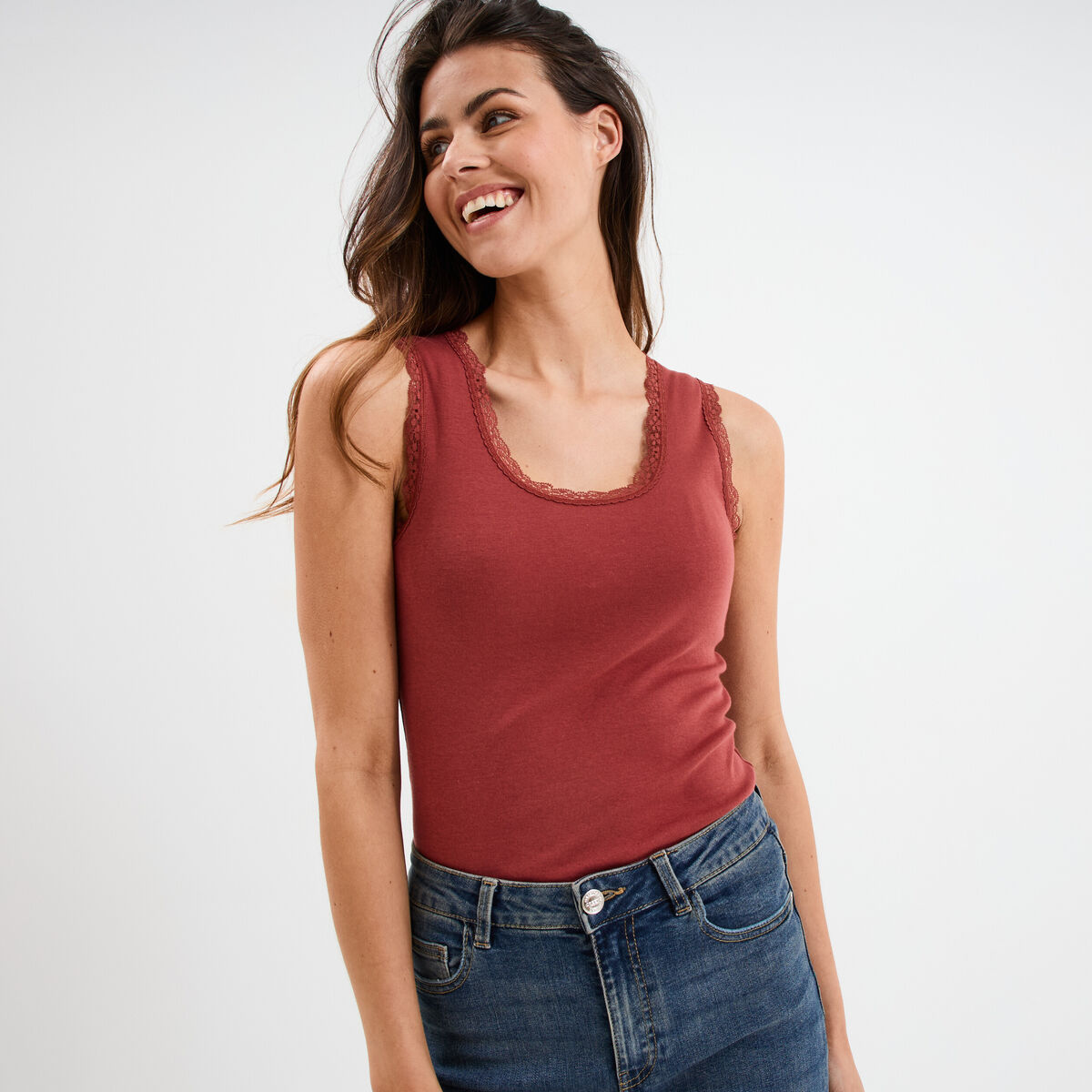 D&eacute;bardeur coton bords dentelle rouge fonc&eacute; femme