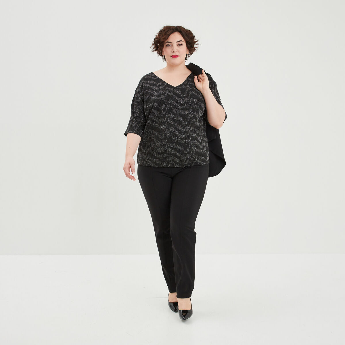 T-shirt fils métallisés et ouvertures noir femme grande taille