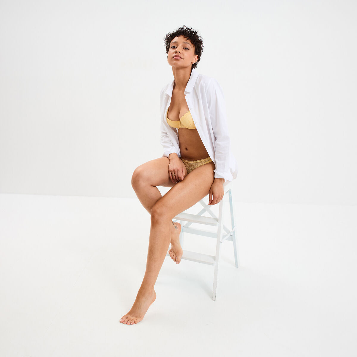 Tanga en dentelle doublure coton jaune clair femme
