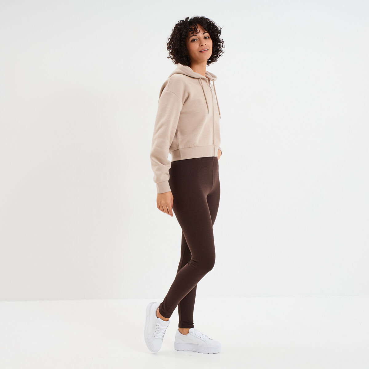 Sweat zipp&eacute; &agrave; capuche court sable femme