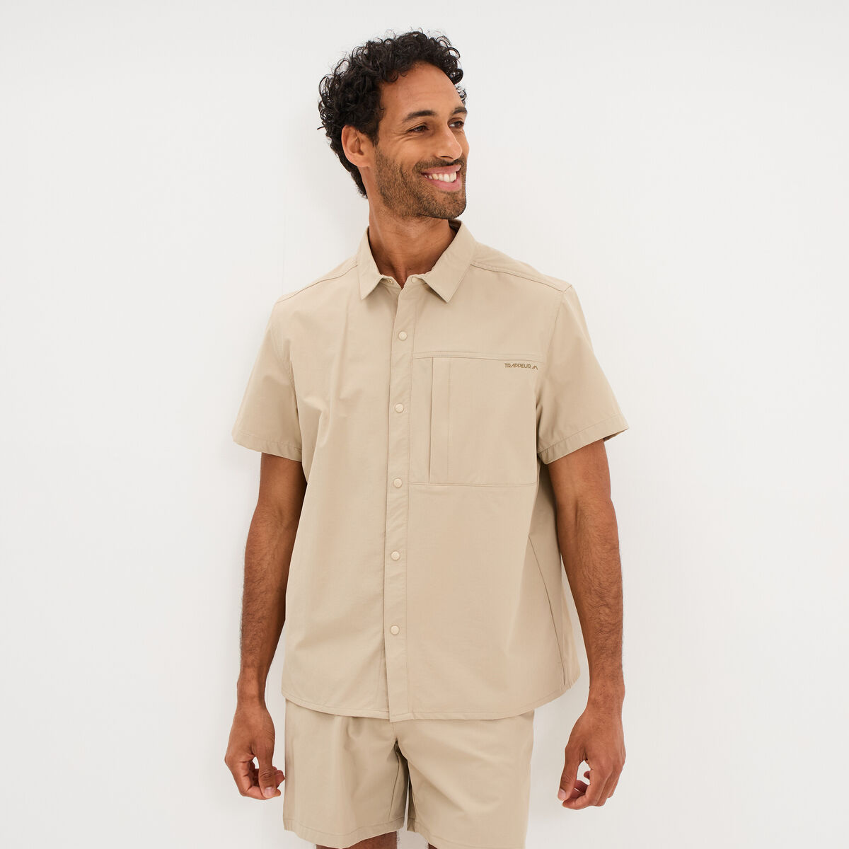 Chemise d&eacute;perlante droite stretch beige homme