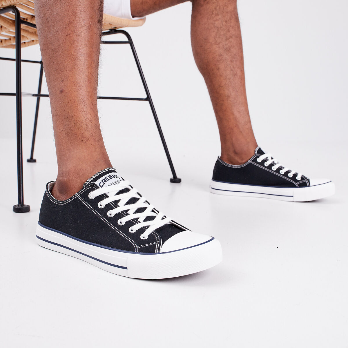 Tennis en toile &agrave; lacets noir homme