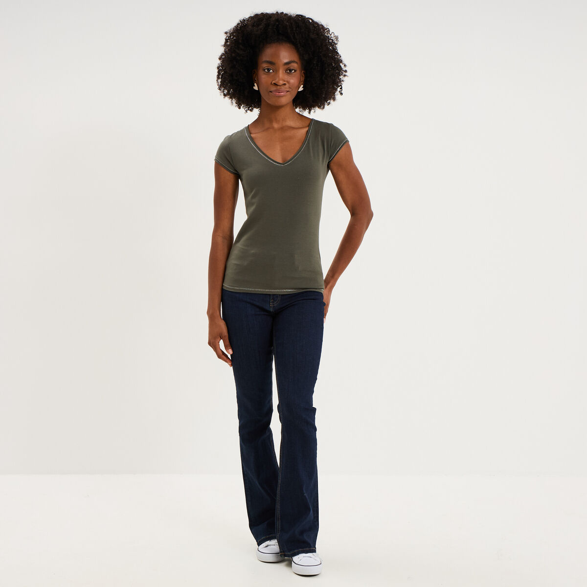 T-shirt col V ajust&eacute; manches courtes vert kaki femme