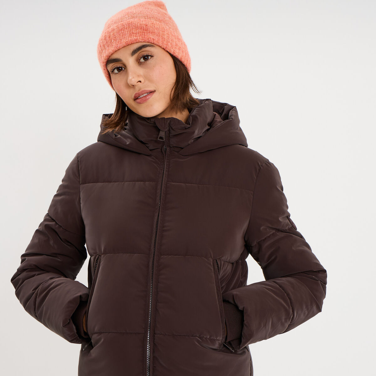 Doudoune courte imperm&eacute;able &agrave; capuche marron fonc&eacute; femme