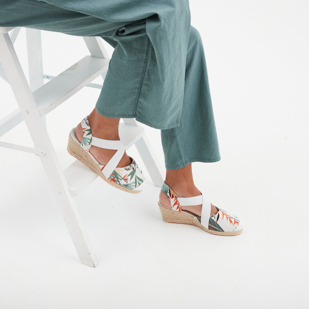 Sandales compensées brides croisées multicolore femme