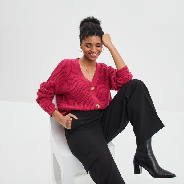 Gilet col en V avec 3 boutons rose framboise femme