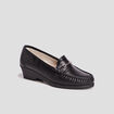 Mocassins en cuir compens&eacute;s pied large noir femme
