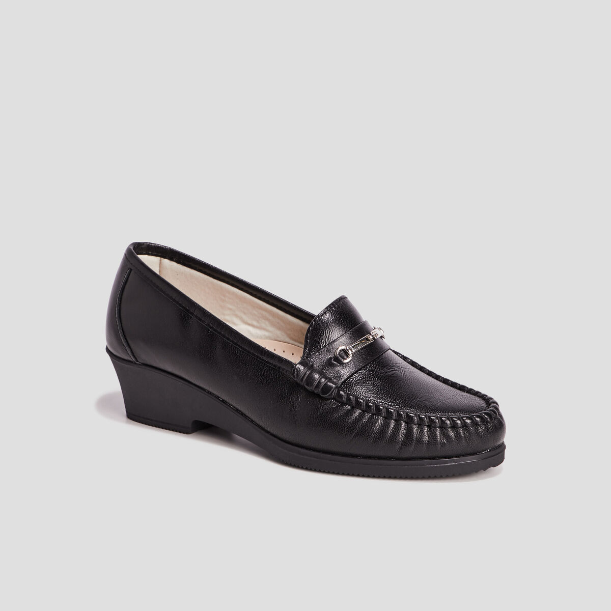 Mocassins en cuir compens&eacute;s pied large noir femme