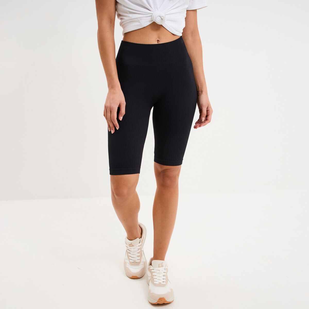 Short cycliste de sport c&ocirc;tel&eacute; stretch noir femme