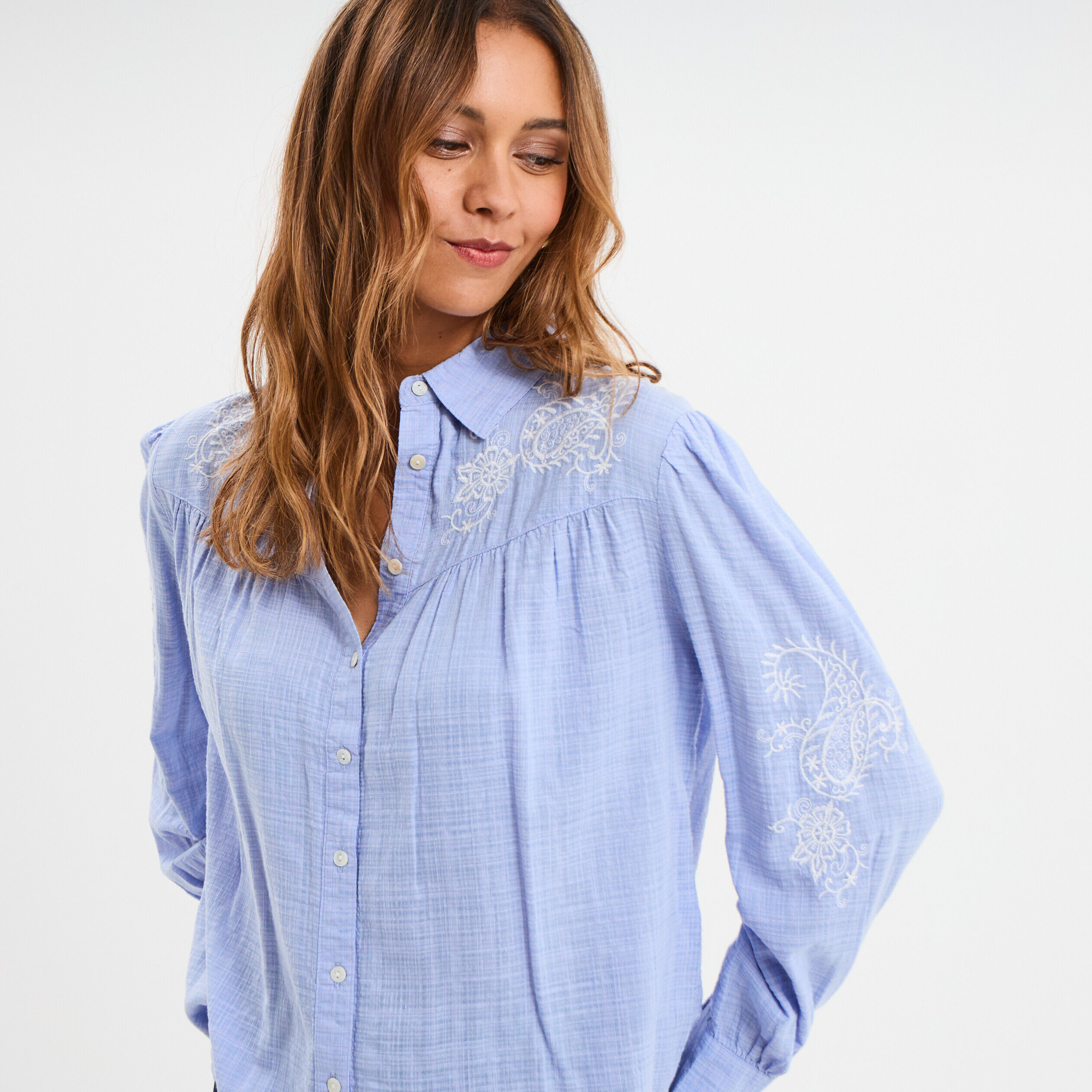 Chemise brodée manches longues bleu ciel femme LH