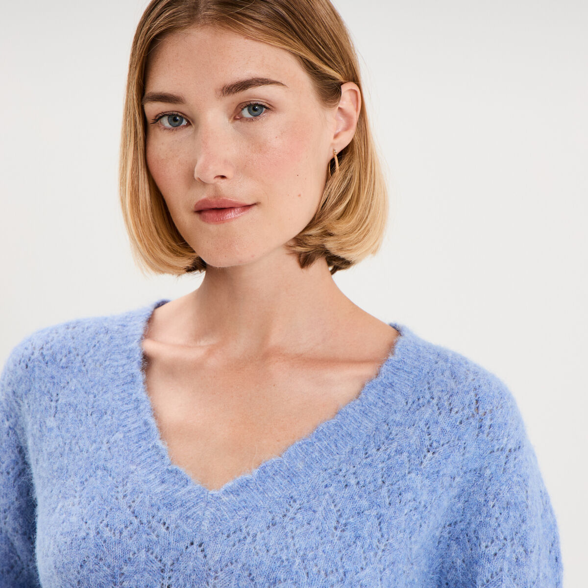 Pull col V ajour&eacute; manches longues bleu ciel femme