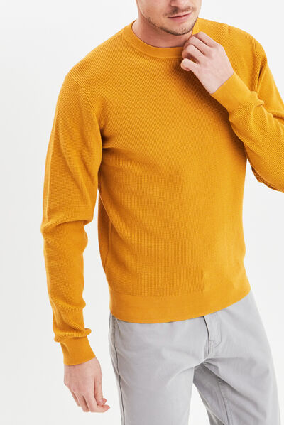 Pull avec col rond à relief jaune moutarde homme