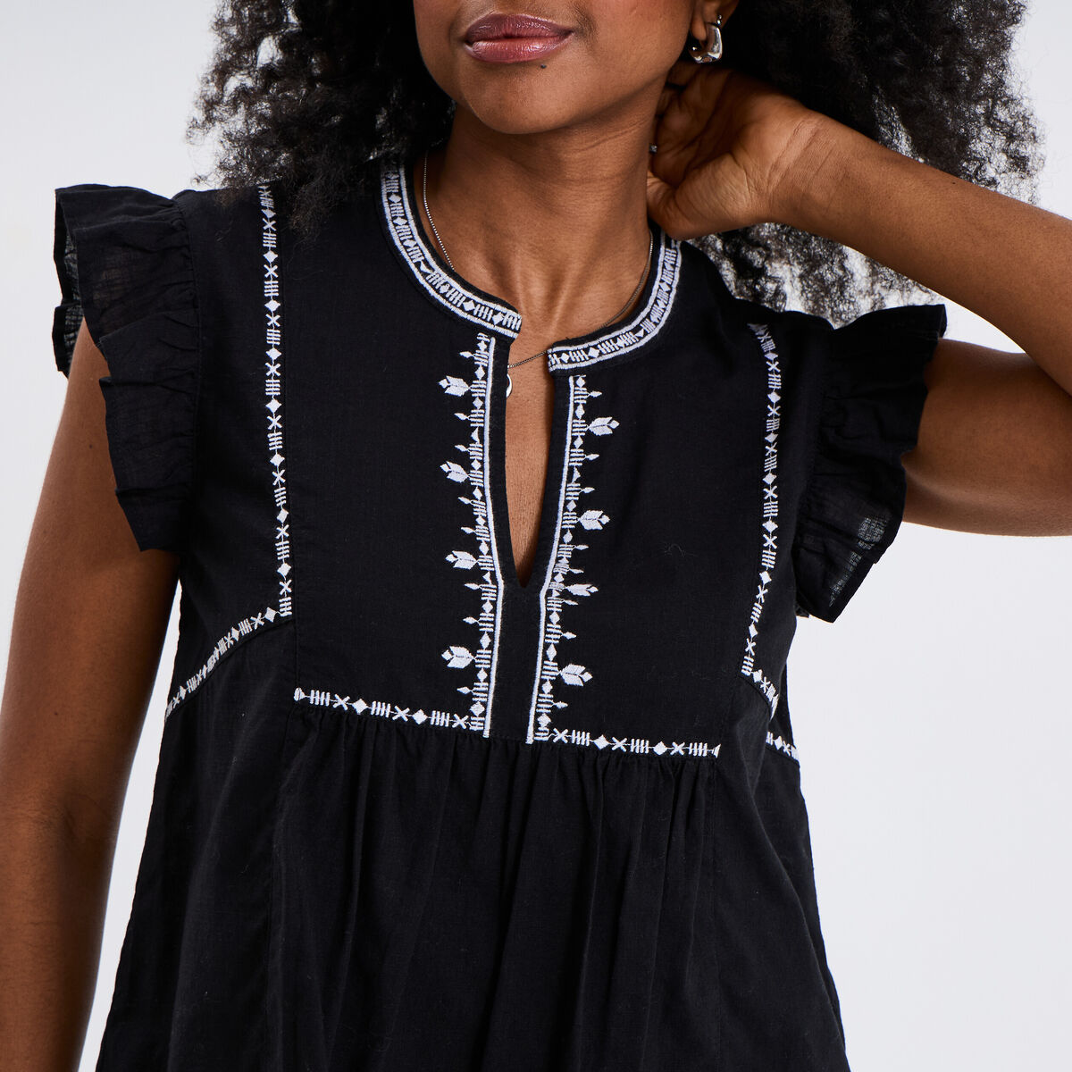 Blouse brod&eacute;e &agrave; volants coton noir femme