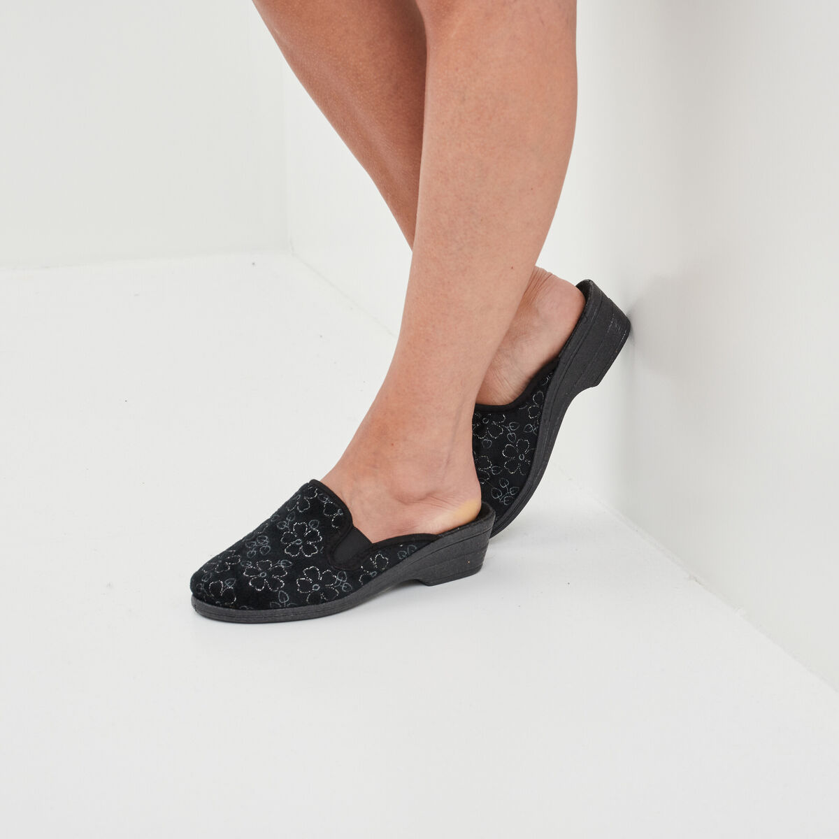 Chaussons mules compens&eacute;s noir femme
