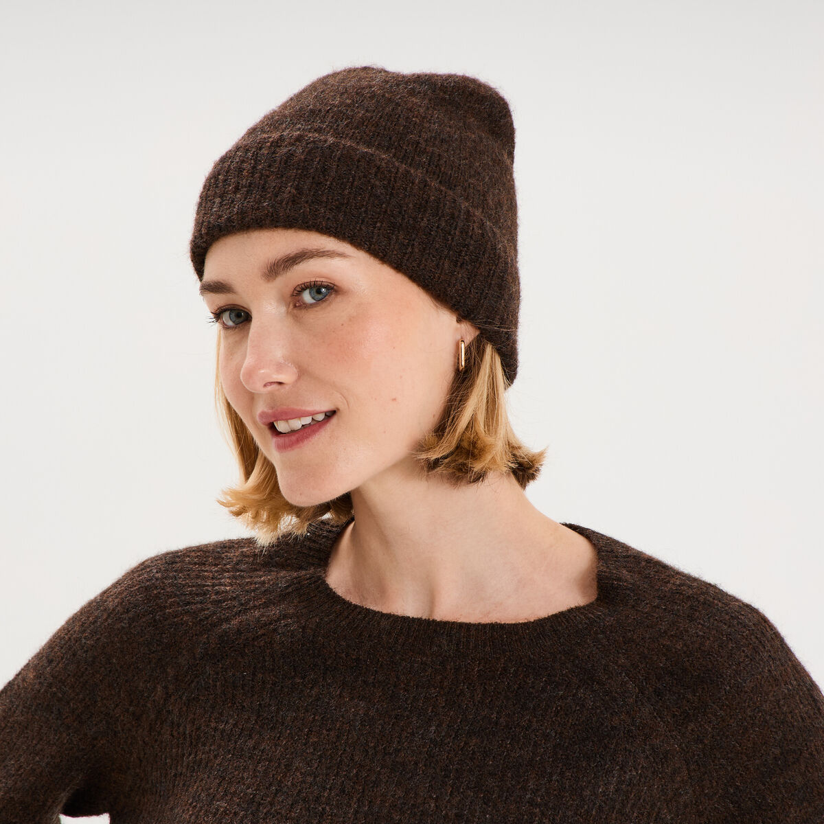 Bonnet maille c&ocirc;tel&eacute;e marron fonc&eacute; femme