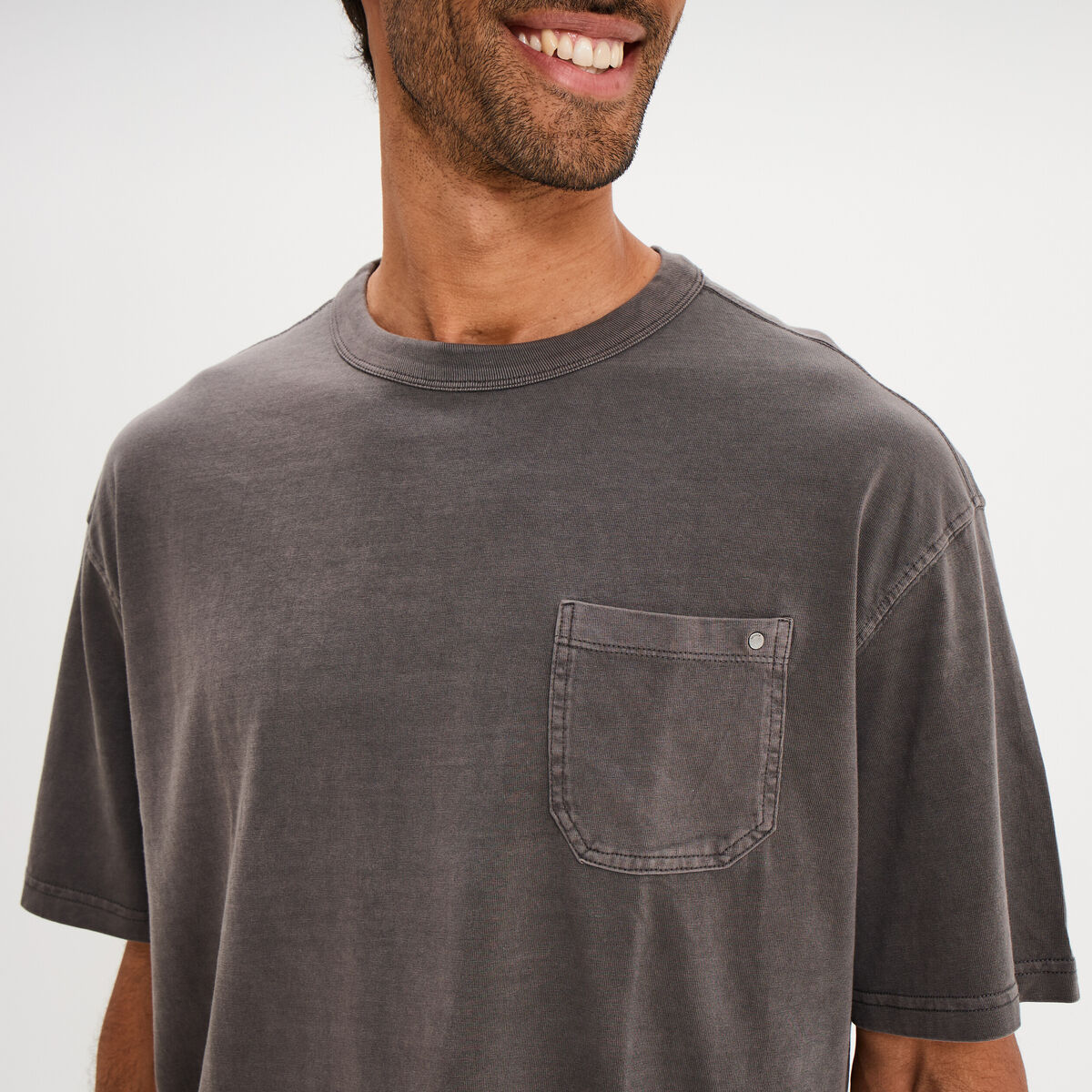 T-shirt droit col rond 1 poche coton gris fonc&eacute; homme