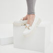 Mocassins crantés détail chaîne Liberto blanc femme