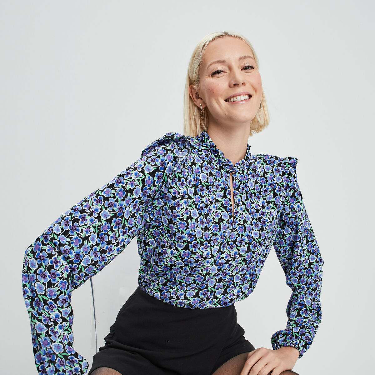 Blouse à épaules et col volantés bleu marine femme