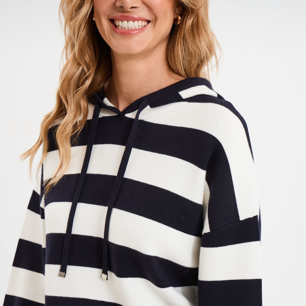 Pull &agrave; capuche manches longues bleu marine femme