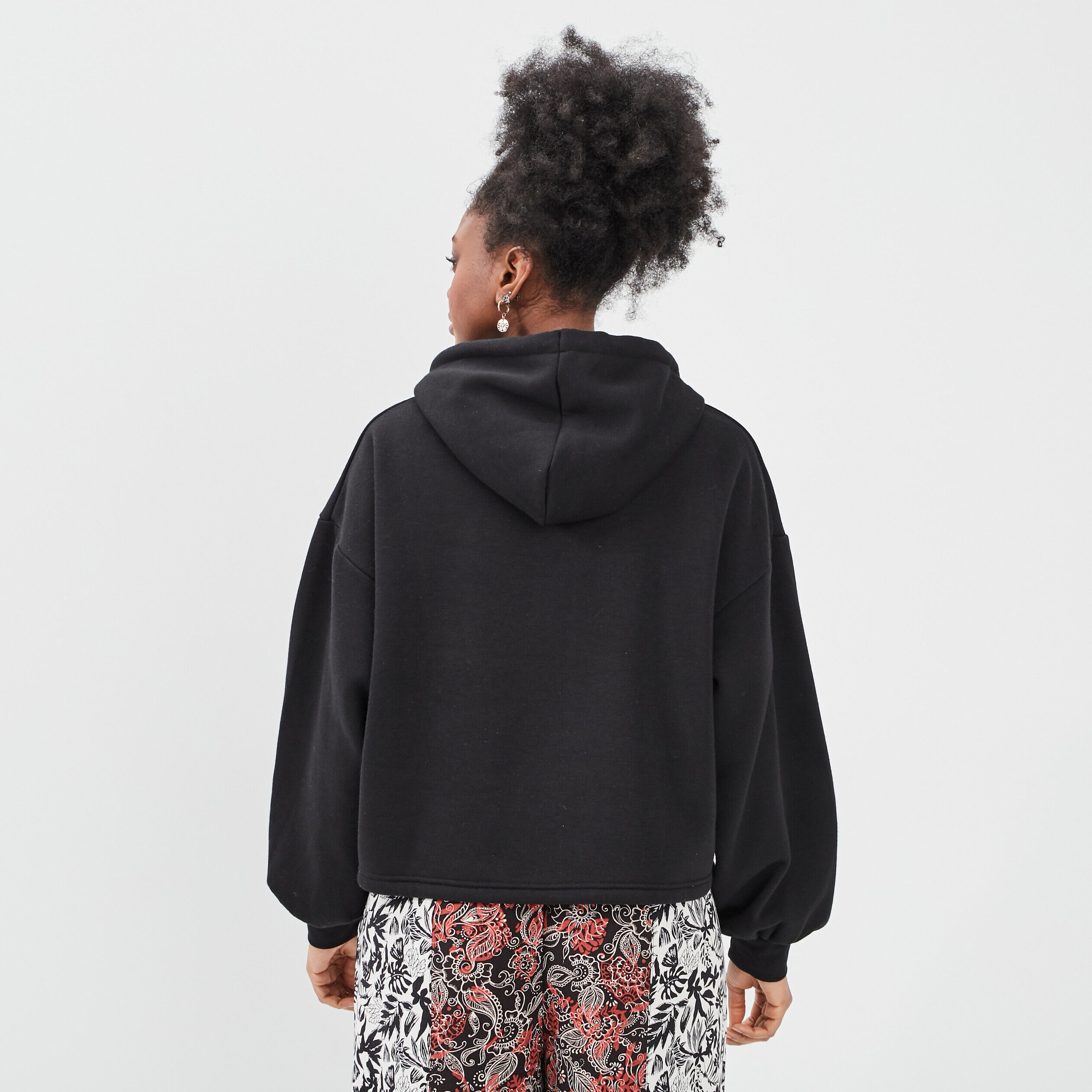 Pull noir avec 2025 capuche