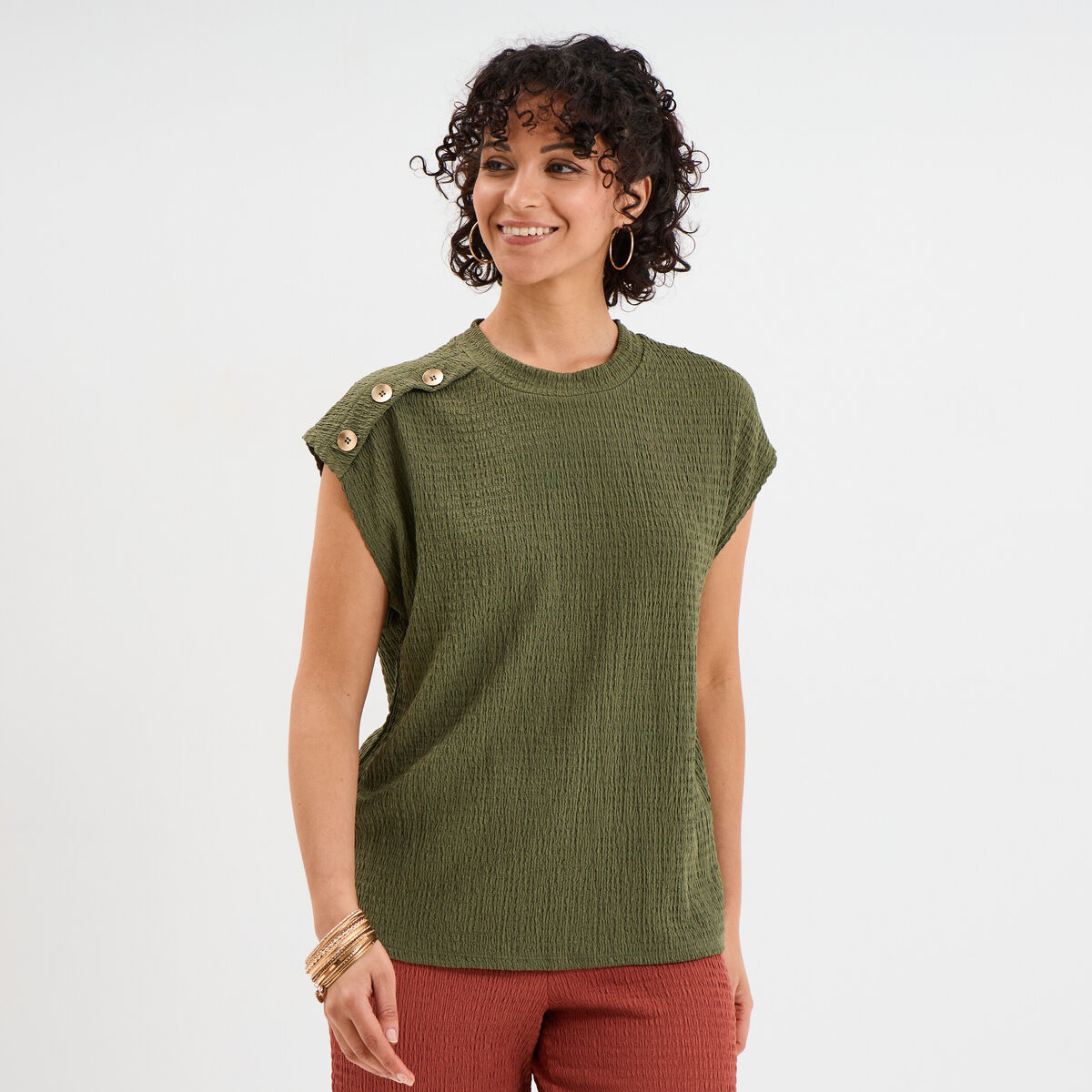 T-shirt gaufr&eacute; col rond avec boutons vert kaki femme