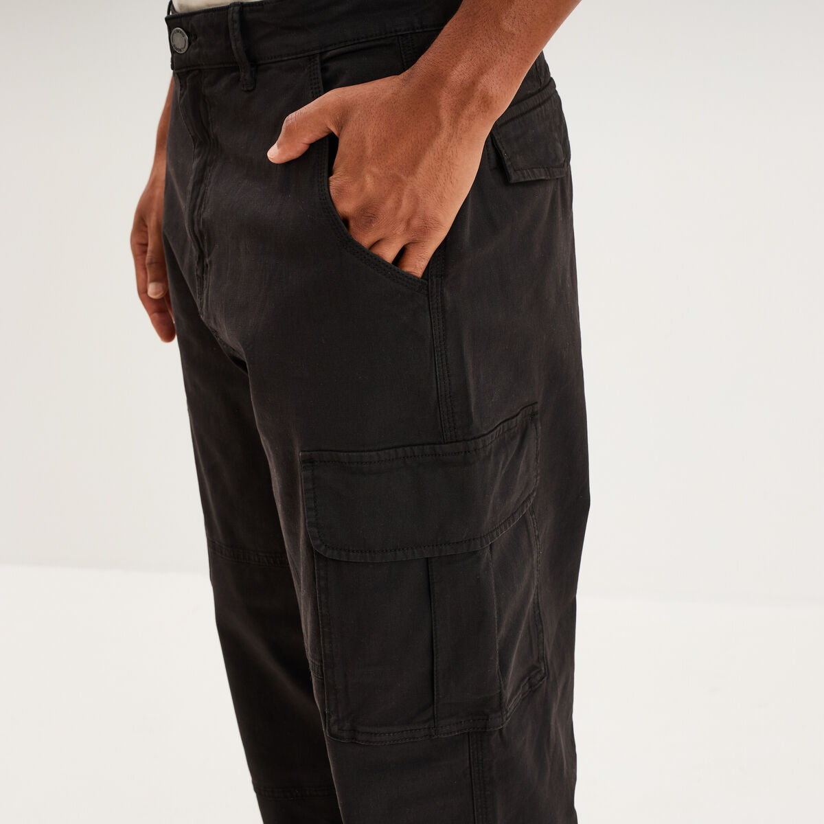 Pantalon cargo large avec poches c&ocirc;t&eacute;s noir homme