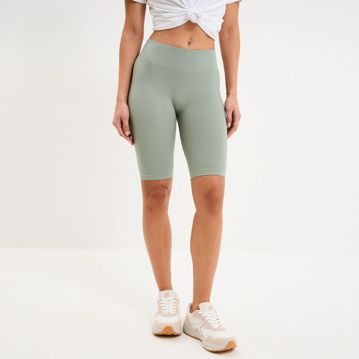Short cycliste de sport c&ocirc;tel&eacute; stretch vert pastel femme
