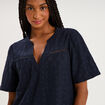 Blouse broderie anglaise manches courtes bleu fonc&eacute; femme