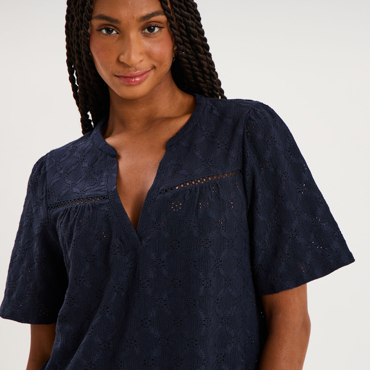 Blouse broderie anglaise manches courtes bleu fonc&eacute; femme