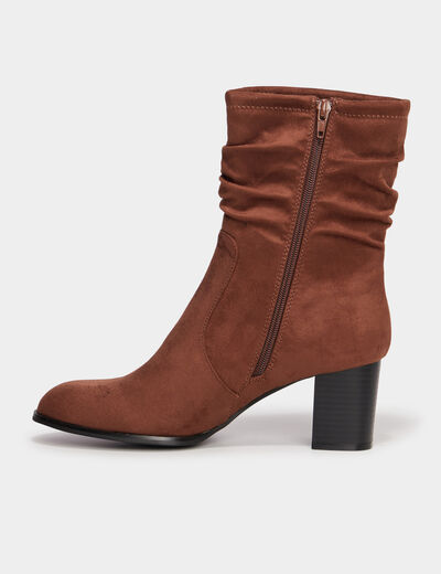 Bottines plissées aspect daim à talons marron femme