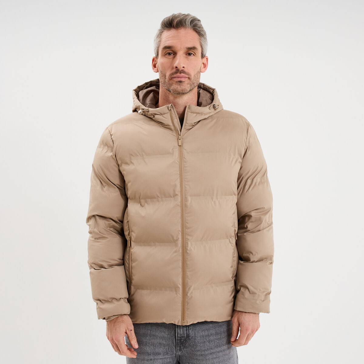 Doudoune courte &agrave; capuche d&eacute;perlante taupe homme