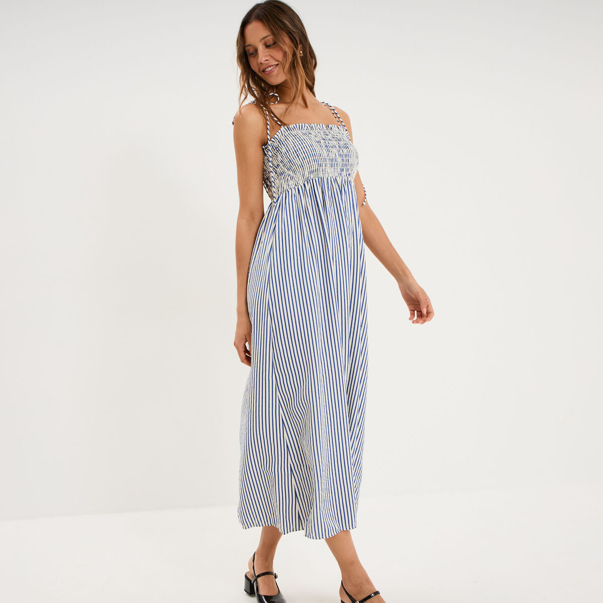 Robe longue &agrave; bretelles et haut smock&eacute; bleu femme