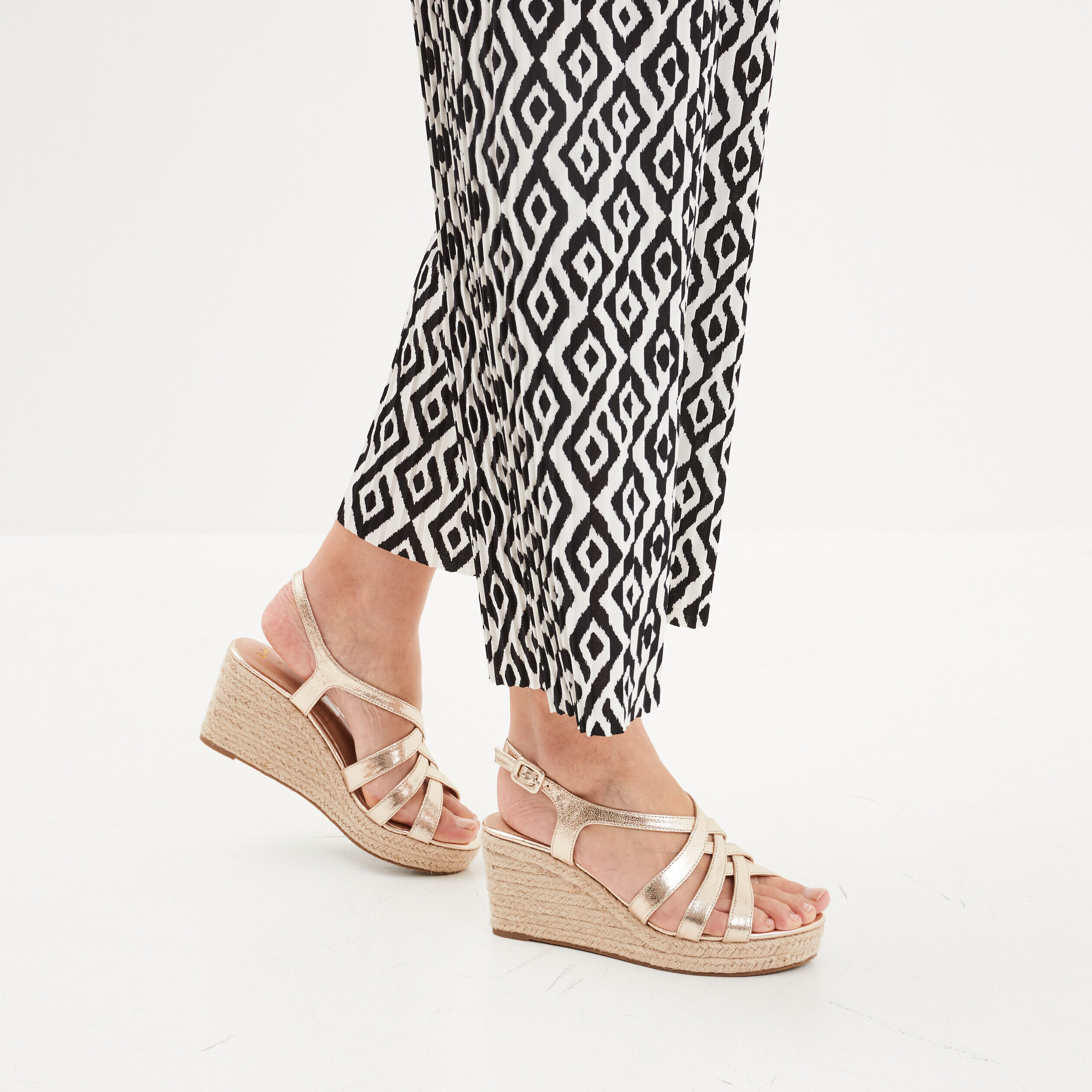 Sandales compensées brides croisées jaune or femme LH