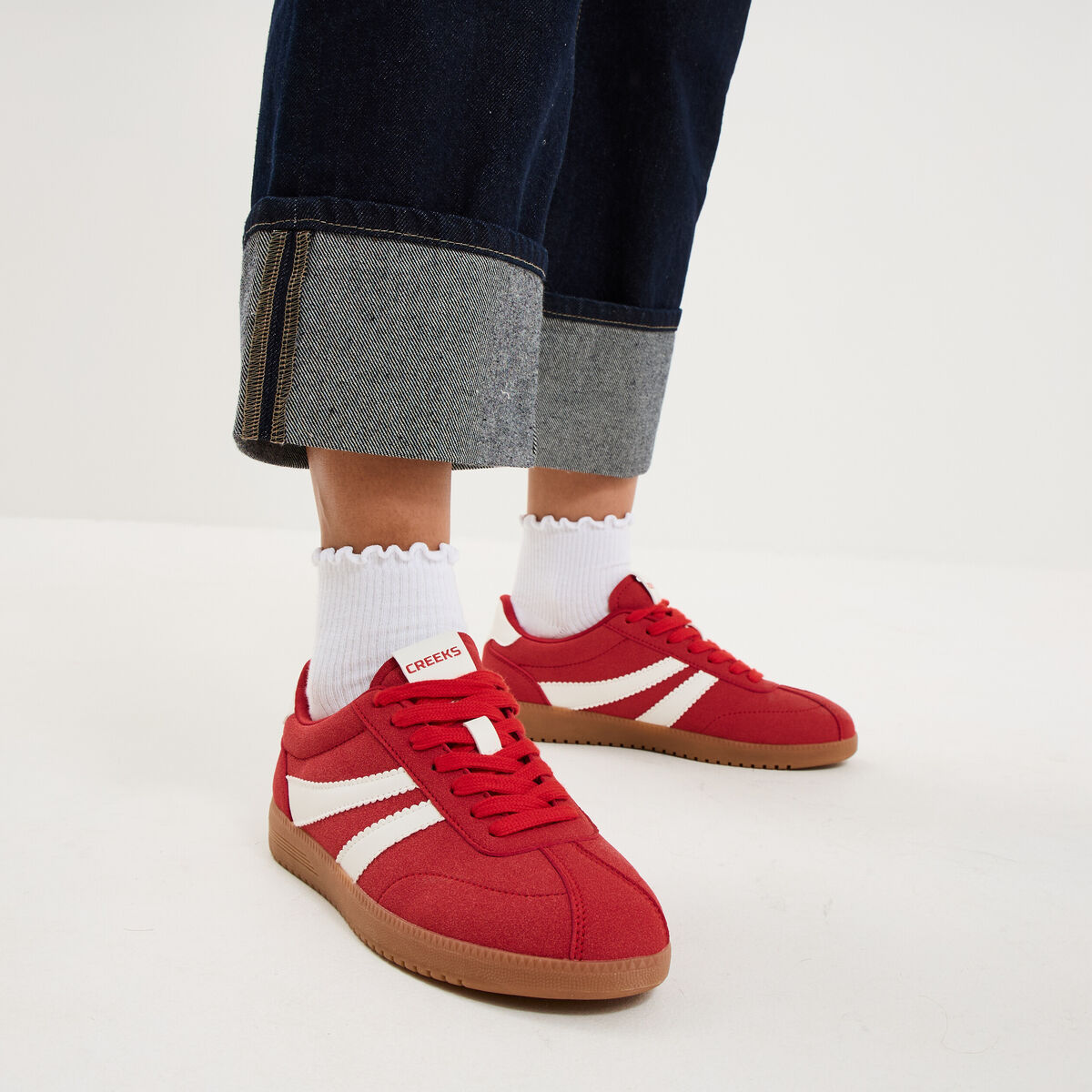 Tennis basses &agrave; lacets rouge femme
