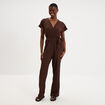Combinaison pantalon gaufr&eacute;e ceintur&eacute;e marron fonc&eacute; femme