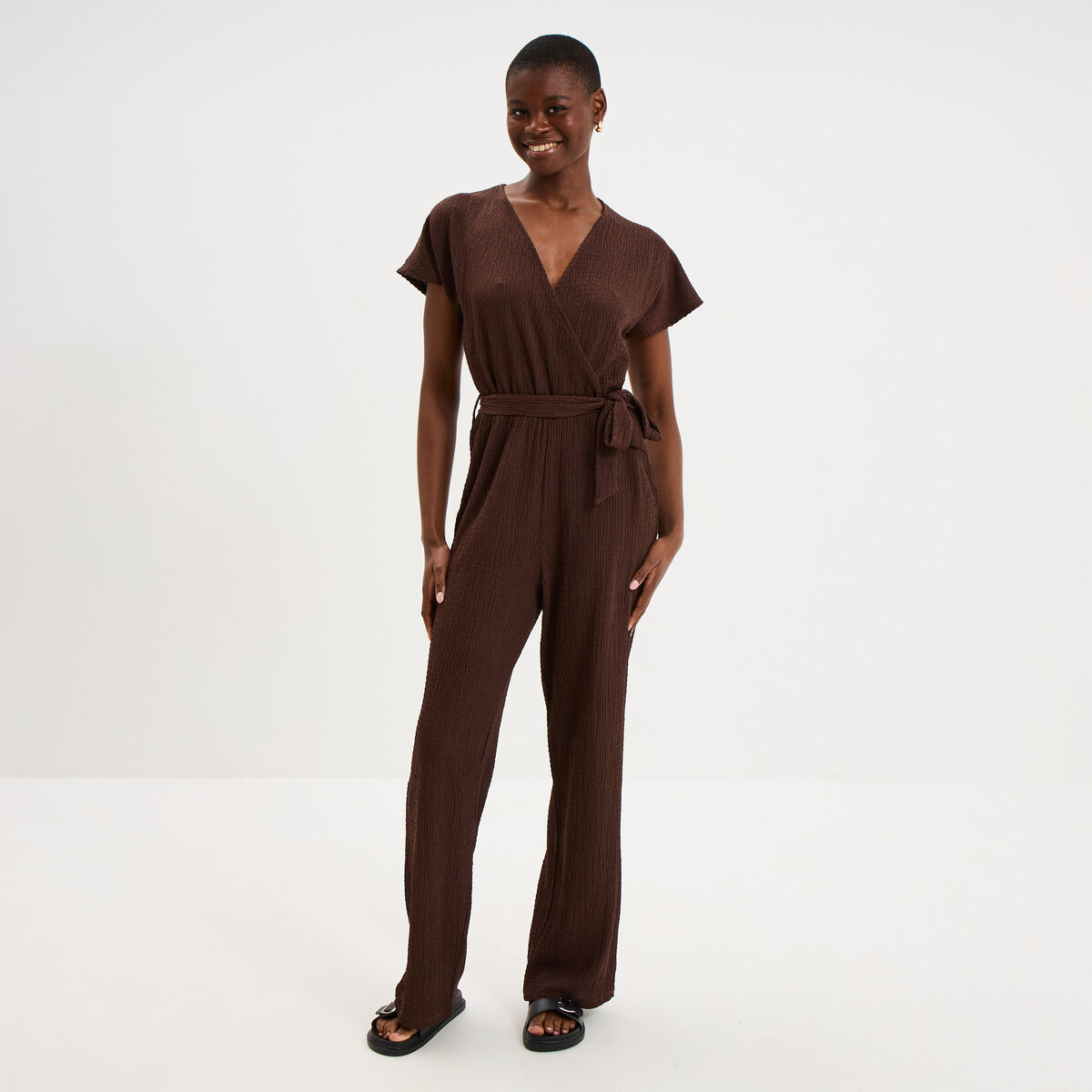 Combinaison pantalon gaufr&eacute;e ceintur&eacute;e marron fonc&eacute; femme