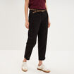 Pantalon chino regular ceinture tress&eacute;e noir femme