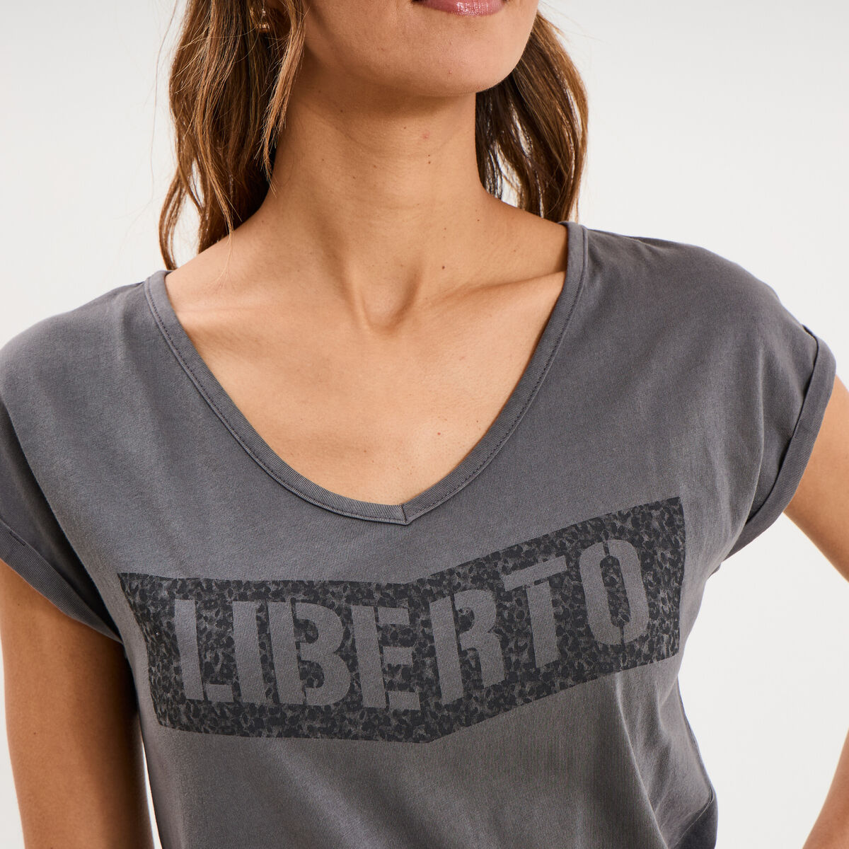 T-shirt d&eacute;lav&eacute; en coton gris fonc&eacute; femme